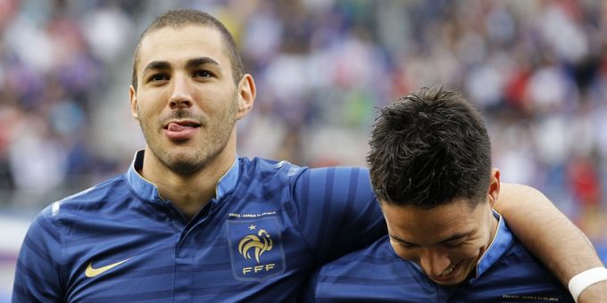 5eb43-Benzema-et-Nasri-pendant-les-hymnesMarseillaise.jpg